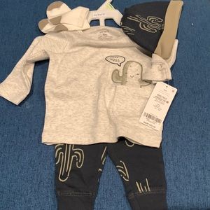 Carter’s set with hat and socks 3 months Free hugs
